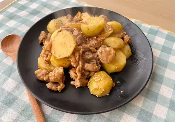「【事前レンチンでホックホク♡】新じゃが入り「豚こまの旨照り炒め」作ってみた！甘酢ダレがご飯に合う～♪」の画像