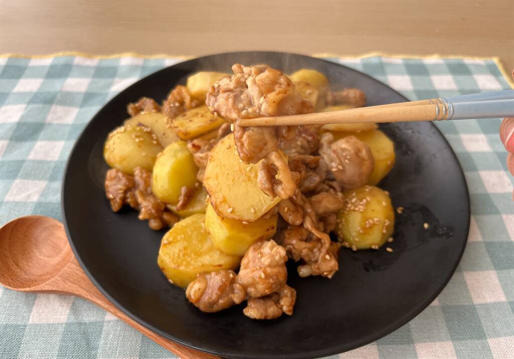 【事前レンチンでホックホク♡】新じゃが入り「豚こまの旨照り炒め」作ってみた！甘酢ダレがご飯に合う～♪