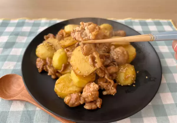 「【事前レンチンでホックホク♡】新じゃが入り「豚こまの旨照り炒め」作ってみた！甘酢ダレがご飯に合う～♪」の画像