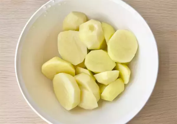 「【事前レンチンでホックホク♡】新じゃが入り「豚こまの旨照り炒め」作ってみた！甘酢ダレがご飯に合う～♪」の画像