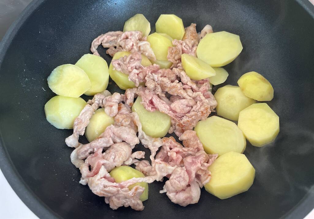 【事前レンチンでホックホク♡】新じゃが入り「豚こまの旨照り炒め」作ってみた！甘酢ダレがご飯に合う～♪