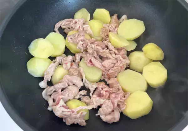 「【事前レンチンでホックホク♡】新じゃが入り「豚こまの旨照り炒め」作ってみた！甘酢ダレがご飯に合う～♪」の画像