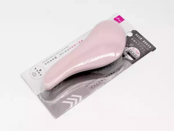 「【ダイソー】とかすだけでサラサラ髪に⁉しかも3時間もキープ⁉「立体ブラシ」でロングヘアをとかしてみた」の画像