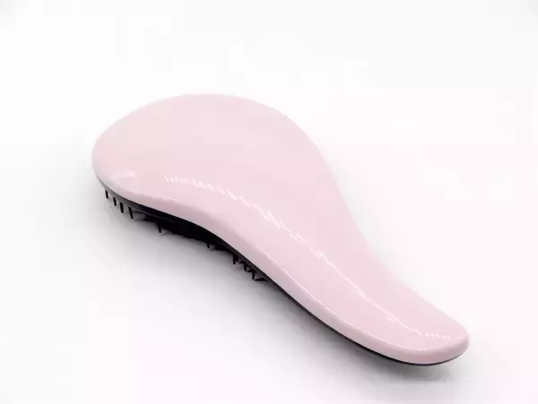 「【ダイソー】とかすだけでサラサラ髪に⁉しかも3時間もキープ⁉「立体ブラシ」でロングヘアをとかしてみた」の画像