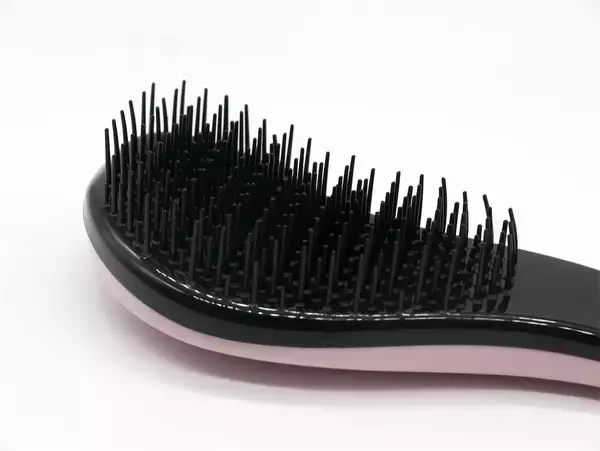 「【ダイソー】とかすだけでサラサラ髪に⁉しかも3時間もキープ⁉「立体ブラシ」でロングヘアをとかしてみた」の画像