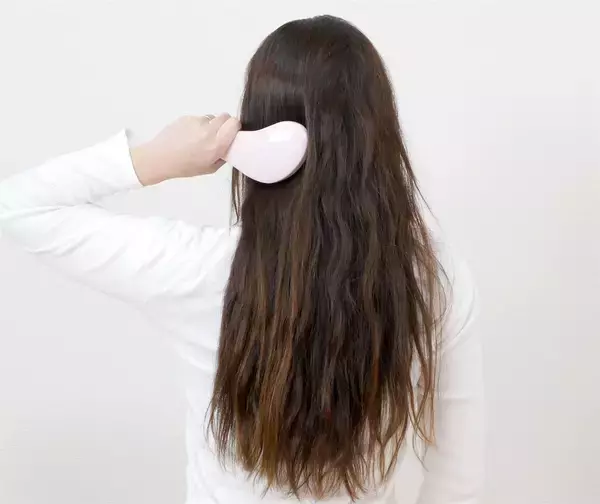 「【ダイソー】とかすだけでサラサラ髪に⁉しかも3時間もキープ⁉「立体ブラシ」でロングヘアをとかしてみた」の画像