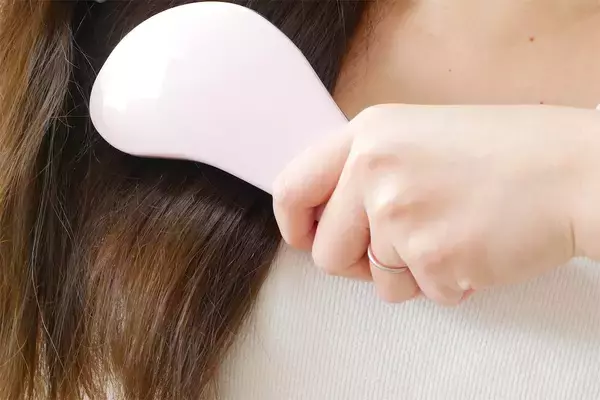 「【ダイソー】とかすだけでサラサラ髪に⁉しかも3時間もキープ⁉「立体ブラシ」でロングヘアをとかしてみた」の画像
