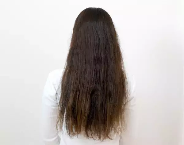 「【ダイソー】とかすだけでサラサラ髪に⁉しかも3時間もキープ⁉「立体ブラシ」でロングヘアをとかしてみた」の画像