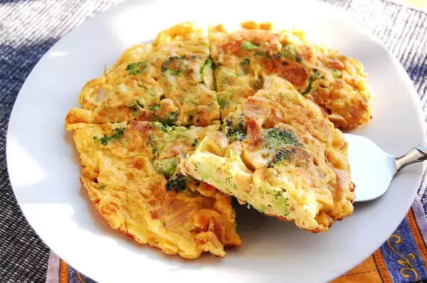 【包まないから失敗ナシ】ツナ・玉ねぎ・ブロッコリーin！これ一つでオールOKなオープンオムレツ作ってみた♪