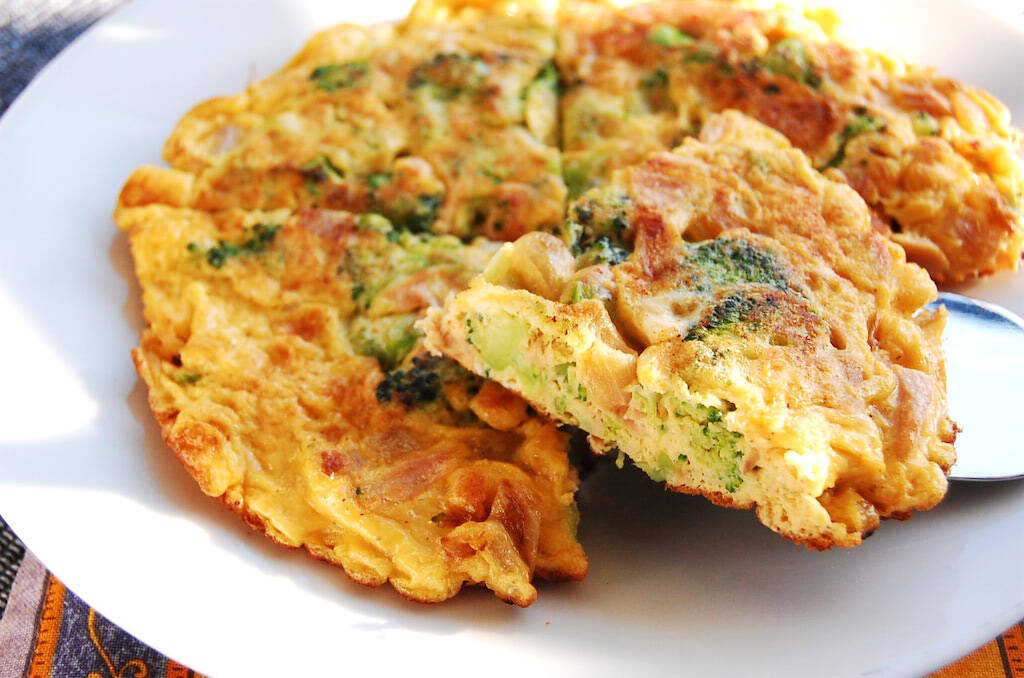 【包まないから失敗ナシ】ツナ・玉ねぎ・ブロッコリーin！これ一つでオールOKなオープンオムレツ作ってみた♪