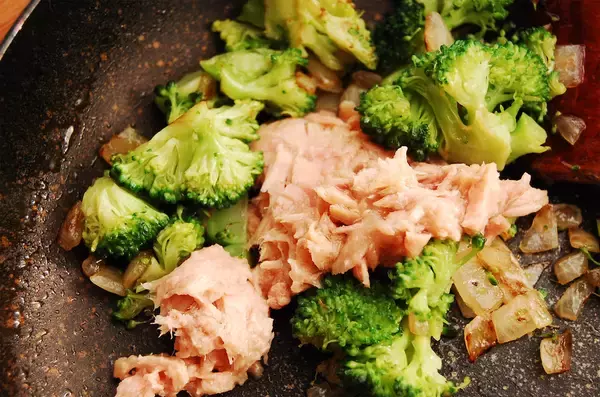 「【包まないから失敗ナシ】ツナ・玉ねぎ・ブロッコリーin！これ一つでオールOKなオープンオムレツ作ってみた♪」の画像