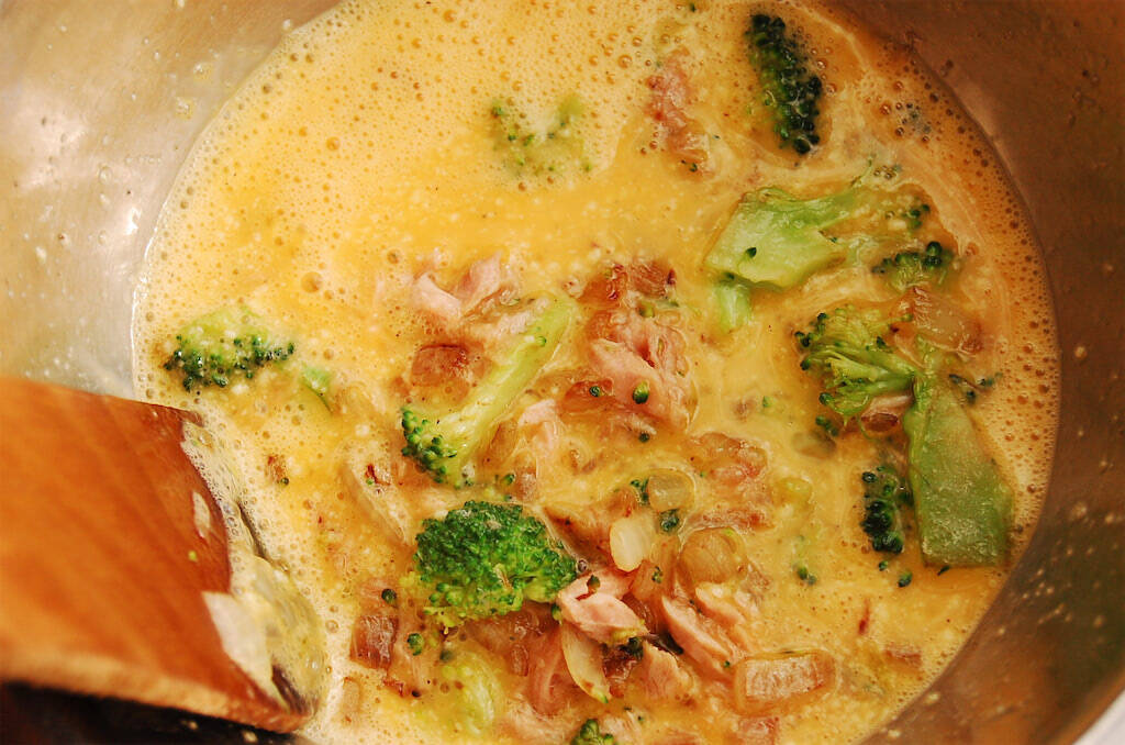 【包まないから失敗ナシ】ツナ・玉ねぎ・ブロッコリーin！これ一つでオールOKなオープンオムレツ作ってみた♪