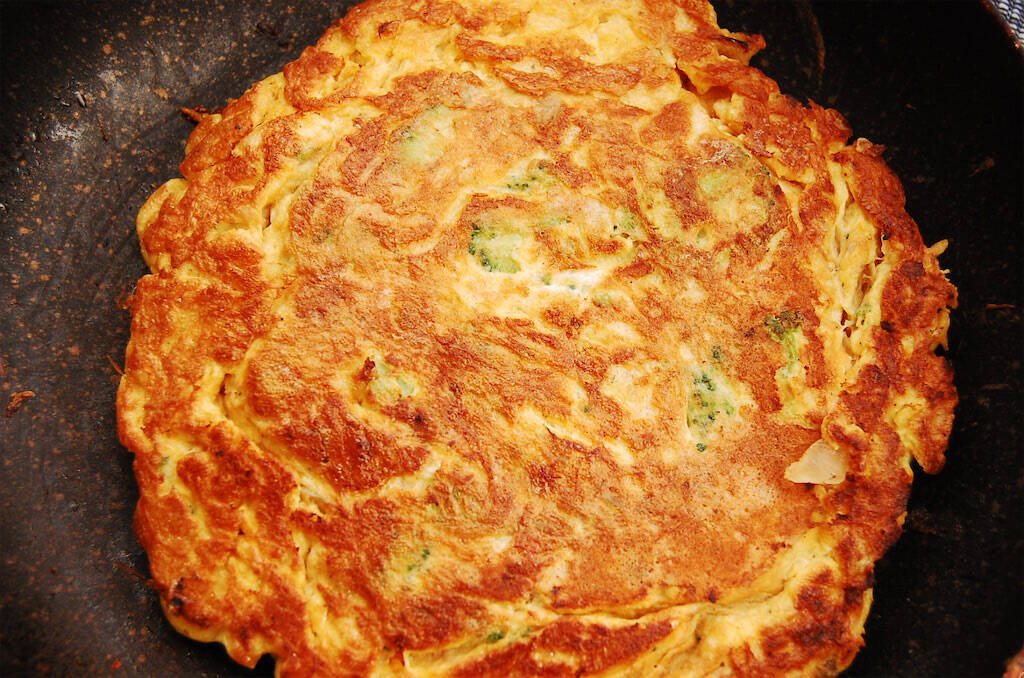 【包まないから失敗ナシ】ツナ・玉ねぎ・ブロッコリーin！これ一つでオールOKなオープンオムレツ作ってみた♪