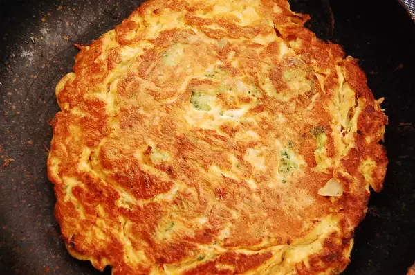 「【包まないから失敗ナシ】ツナ・玉ねぎ・ブロッコリーin！これ一つでオールOKなオープンオムレツ作ってみた♪」の画像