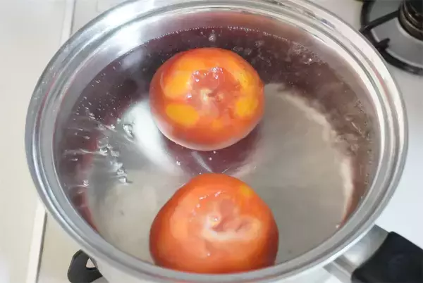 「【夏こそ「おでん」】冷やして絶品！「トマトのおでん」作ってみた！とろ～りからのお出汁ジュワ～♡【農家直伝】」の画像