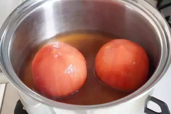 「【夏こそ「おでん」】冷やして絶品！「トマトのおでん」作ってみた！とろ～りからのお出汁ジュワ～♡【農家直伝】」の画像