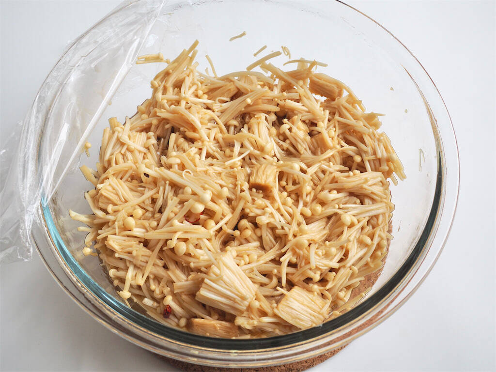 【えのき2袋が秒で消える】めんつゆ・すし酢で「合法なめ茸」作ってみた！トロ旨～ご飯泥棒が過ぎる～♡
