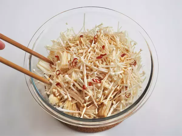 「【えのき2袋が秒で消える】めんつゆ・すし酢で「合法なめ茸」作ってみた！トロ旨～ご飯泥棒が過ぎる～♡」の画像