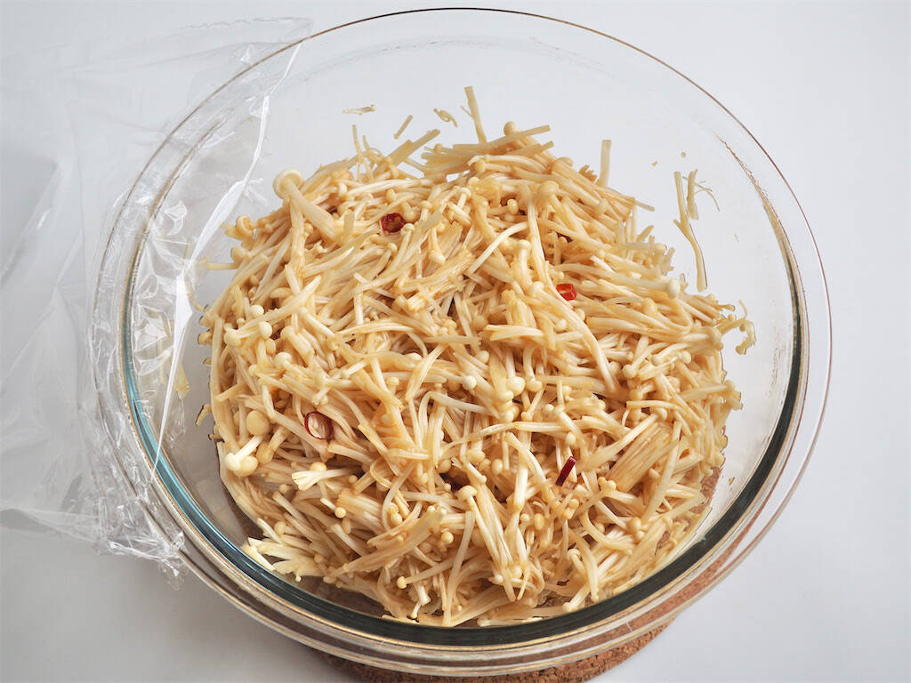 【えのき2袋が秒で消える】めんつゆ・すし酢で「合法なめ茸」作ってみた！トロ旨～ご飯泥棒が過ぎる～♡