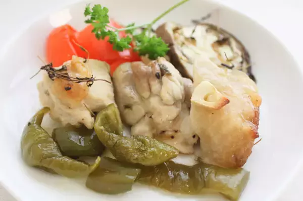 「【家政婦志麻さんの夏レシピ】食材切ったら天板に並べるだけ♪「オーブンでバーベキュー」作ってみた！【南仏風映えごはん】」の画像