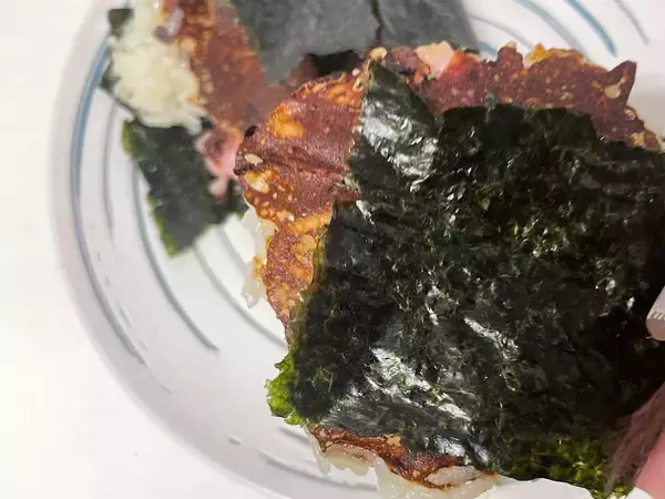 「醤油は封印！リュウジさんの「生ハムチーズ焼きおにぎり」に挑戦♪邪道な食材のコラボで旨味満点♡」の画像