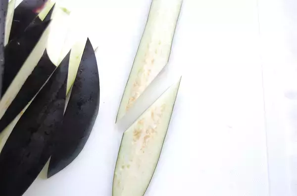 「【缶詰の裏ワザ】なすにはサバ缶が好相性♡「なすとサバの中華炒め」に挑戦♪【中国系YouTuber】」の画像