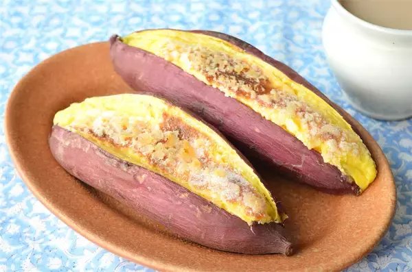 「【バーナー不要でパリパリ♡】なんと「さつまいも」を器にするブリュレに挑戦！生クリームも不要でヘルシ〜♪」の画像