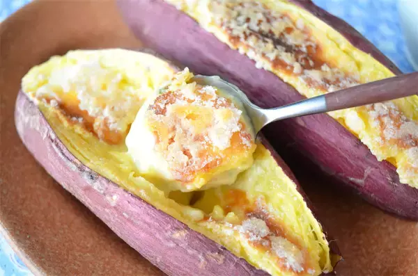 「【バーナー不要でパリパリ♡】なんと「さつまいも」を器にするブリュレに挑戦！生クリームも不要でヘルシ〜♪」の画像