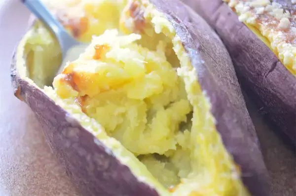 「【バーナー不要でパリパリ♡】なんと「さつまいも」を器にするブリュレに挑戦！生クリームも不要でヘルシ〜♪」の画像