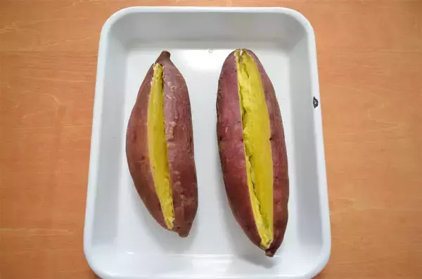 「【バーナー不要でパリパリ♡】なんと「さつまいも」を器にするブリュレに挑戦！生クリームも不要でヘルシ〜♪」の画像