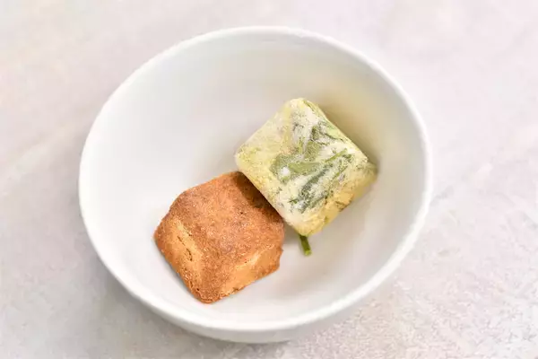 「【これ本当にフリーズドライ!?】味噌と具材を別乾燥で風味爆増！手間ひまかけすぎなフリーズドライみそ汁食べてみた！」の画像