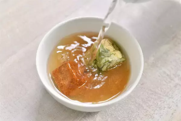 「【これ本当にフリーズドライ!?】味噌と具材を別乾燥で風味爆増！手間ひまかけすぎなフリーズドライみそ汁食べてみた！」の画像