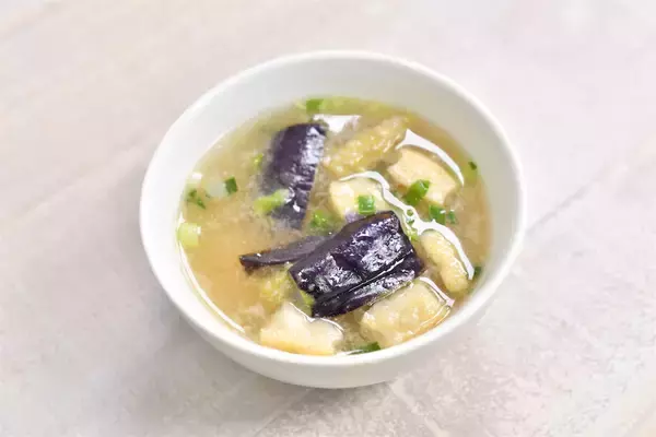 「【これ本当にフリーズドライ!?】味噌と具材を別乾燥で風味爆増！手間ひまかけすぎなフリーズドライみそ汁食べてみた！」の画像