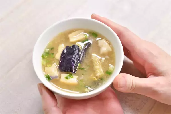 「【これ本当にフリーズドライ!?】味噌と具材を別乾燥で風味爆増！手間ひまかけすぎなフリーズドライみそ汁食べてみた！」の画像