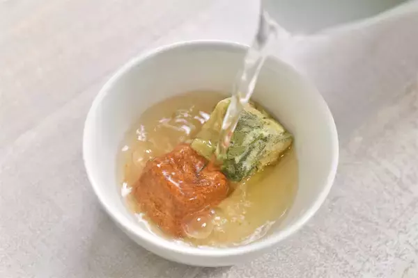 「【これ本当にフリーズドライ!?】味噌と具材を別乾燥で風味爆増！手間ひまかけすぎなフリーズドライみそ汁食べてみた！」の画像