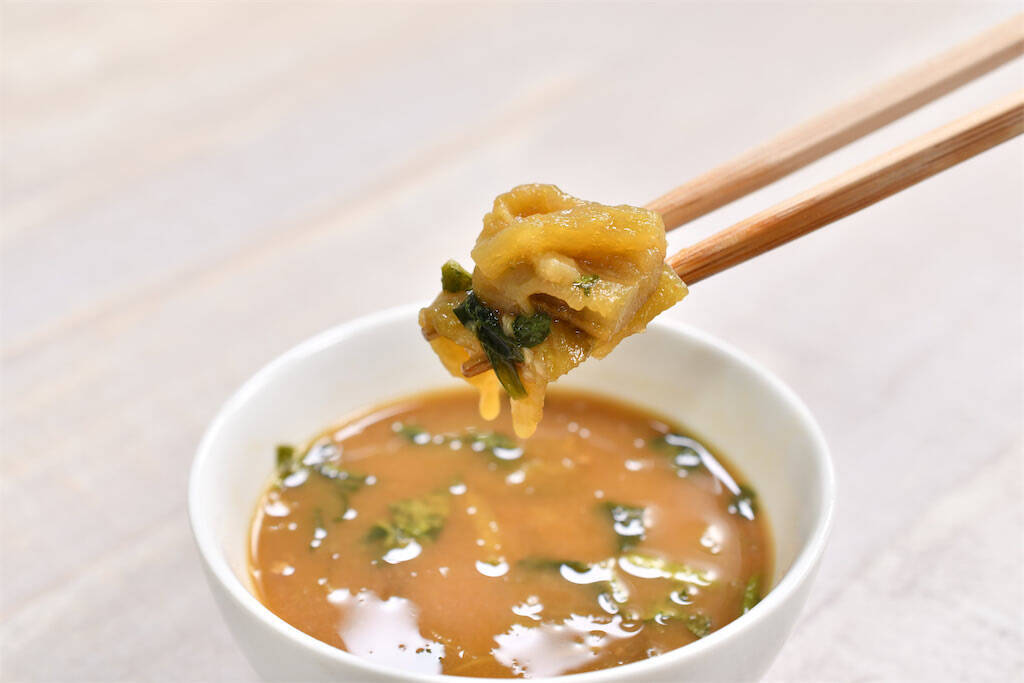 【これ本当にフリーズドライ!?】味噌と具材を別乾燥で風味爆増！手間ひまかけすぎなフリーズドライみそ汁食べてみた！