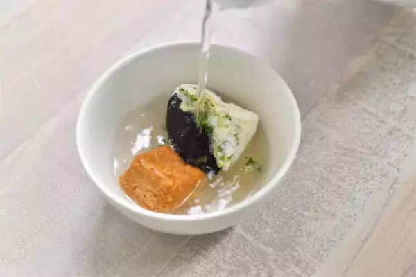 「【これ本当にフリーズドライ!?】味噌と具材を別乾燥で風味爆増！手間ひまかけすぎなフリーズドライみそ汁食べてみた！」の画像