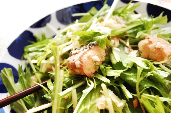 「【鮭缶最強説】究極の楽々おかず「鮭と水菜のネギ塩和え」作ってみた！いいの!?こんなに簡単で…」の画像