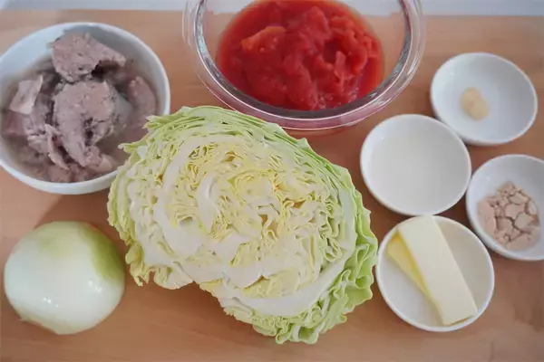 「【サバ缶がここまで化ける！】缶汁ごと使って「春キャベツ×トマト」を煮込んでみた！バターで濃厚旨味♪」の画像
