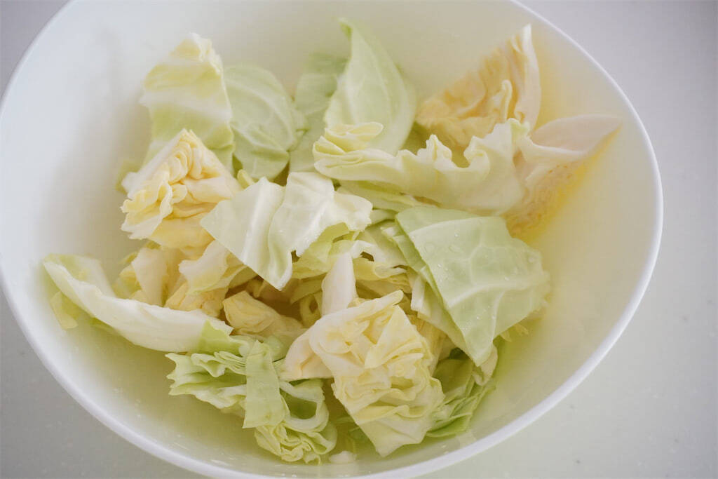 【サバ缶がここまで化ける！】缶汁ごと使って「春キャベツ×トマト」を煮込んでみた！バターで濃厚旨味♪