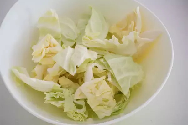 「【サバ缶がここまで化ける！】缶汁ごと使って「春キャベツ×トマト」を煮込んでみた！バターで濃厚旨味♪」の画像