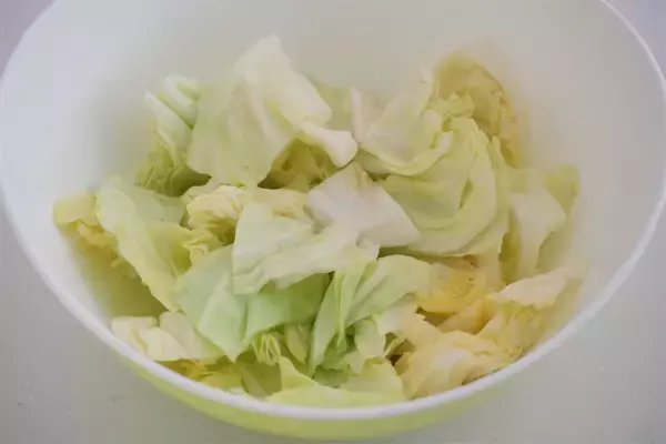 「【サバ缶がここまで化ける！】缶汁ごと使って「春キャベツ×トマト」を煮込んでみた！バターで濃厚旨味♪」の画像