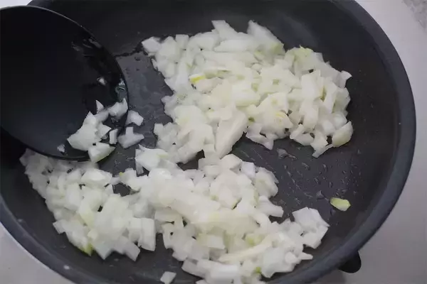 「【サバ缶がここまで化ける！】缶汁ごと使って「春キャベツ×トマト」を煮込んでみた！バターで濃厚旨味♪」の画像