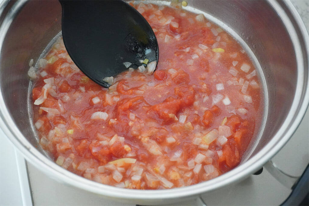 【サバ缶がここまで化ける！】缶汁ごと使って「春キャベツ×トマト」を煮込んでみた！バターで濃厚旨味♪