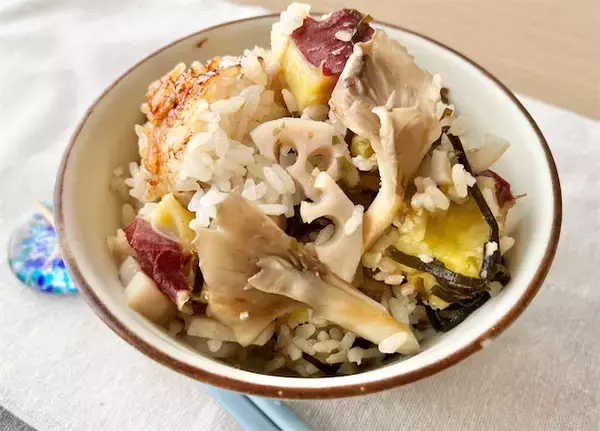 【炊飯器に秋をほうりこめ】「さつまいもと舞茸の炊き込みご飯」作ってみた！塩昆布がバシっと決めてくれる♡