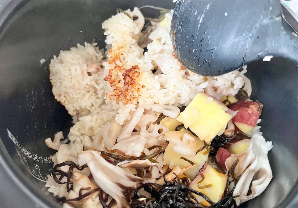 【炊飯器に秋をほうりこめ】「さつまいもと舞茸の炊き込みご飯」作ってみた！塩昆布がバシっと決めてくれる♡