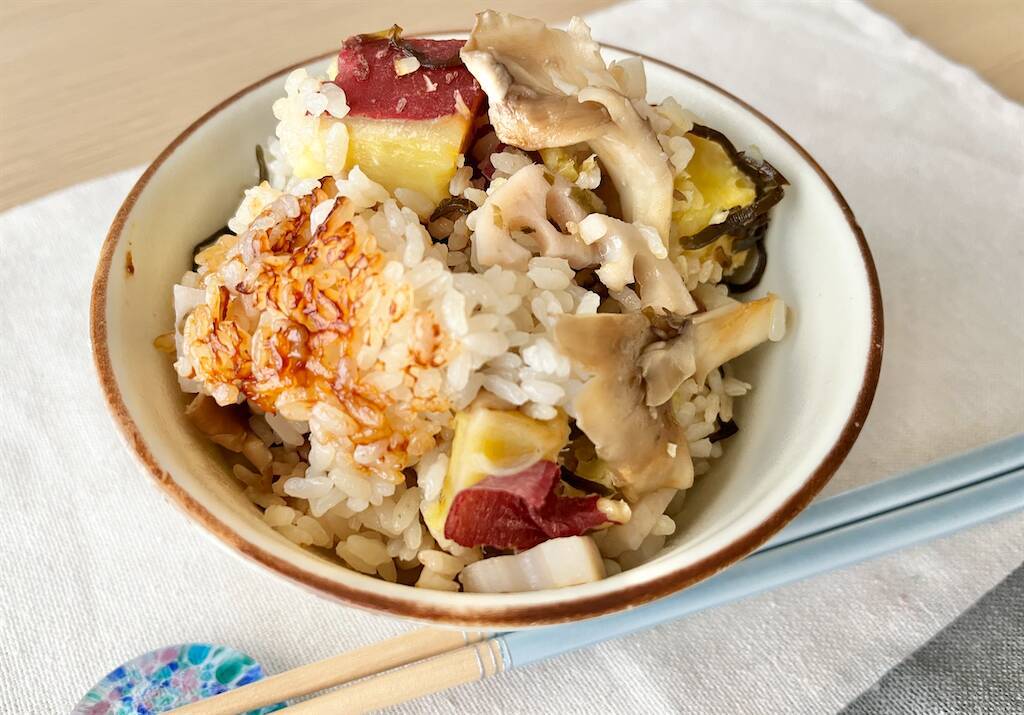 【炊飯器に秋をほうりこめ】「さつまいもと舞茸の炊き込みご飯」作ってみた！塩昆布がバシっと決めてくれる♡