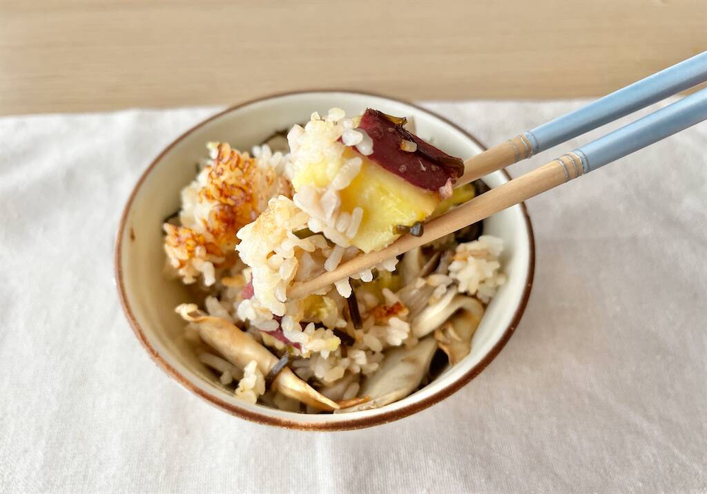 【炊飯器に秋をほうりこめ】「さつまいもと舞茸の炊き込みご飯」作ってみた！塩昆布がバシっと決めてくれる♡