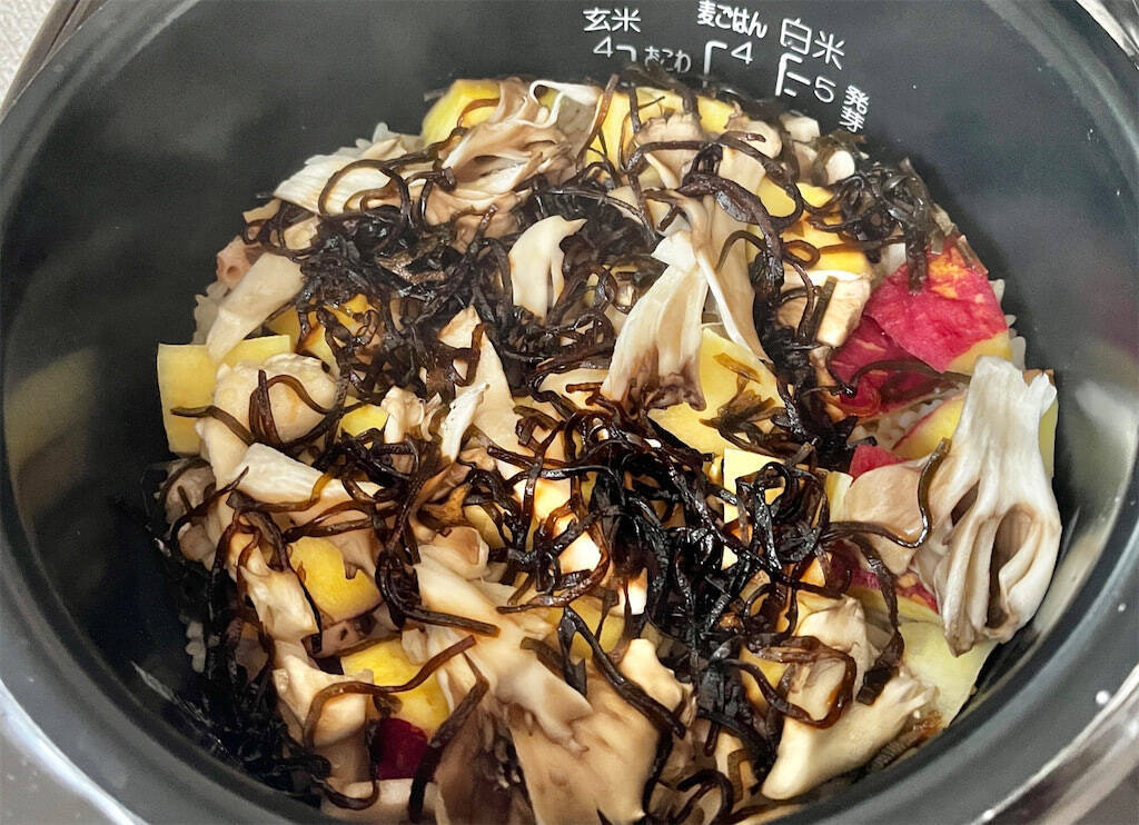 【炊飯器に秋をほうりこめ】「さつまいもと舞茸の炊き込みご飯」作ってみた！塩昆布がバシっと決めてくれる♡
