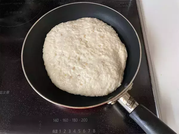 「【ポリ袋＆フライパン調理】え、残りご飯茶碗半分がパンに!?「ご飯パン」作ってみた！噛めば噛むほど甘みっ♡」の画像